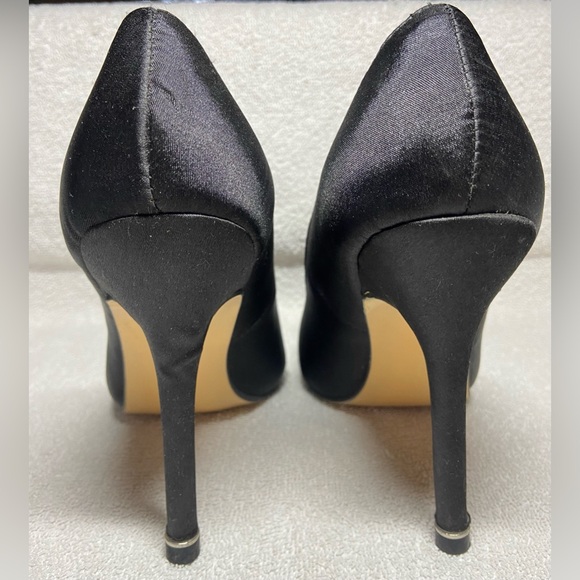 MANOLO BLAHNIK HANGISI 105 CRYSTAL BUCKLE CLASSIC BLACK SATIN PUMP SZ EU 36 - Picture 2 of 11